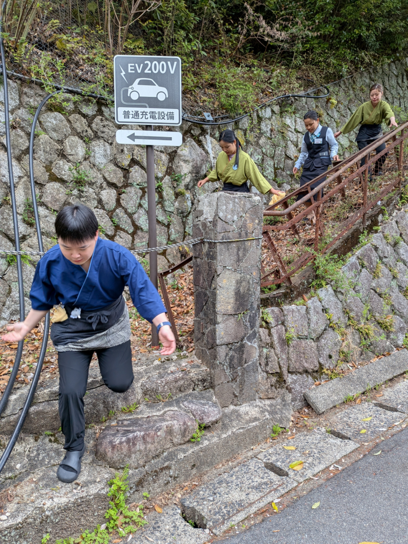 外階段より避難！「安全に急げ―」